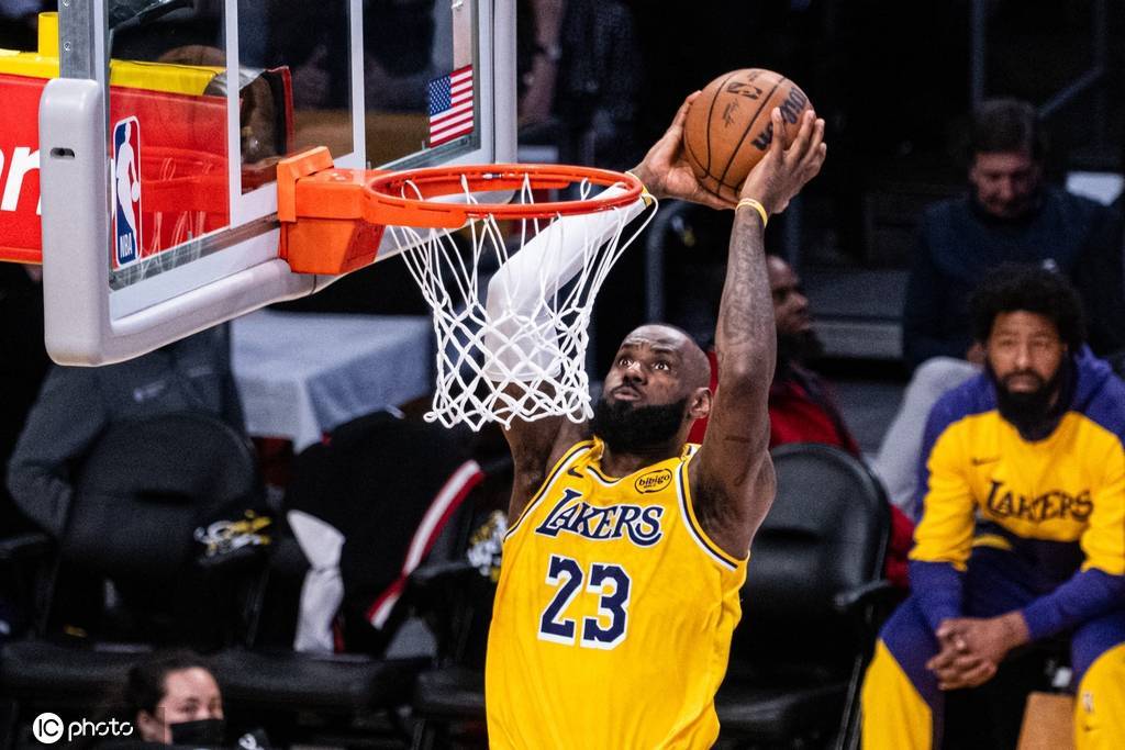 詹姆斯：网上说我资产12亿是瞎扯 我卡上就几千块